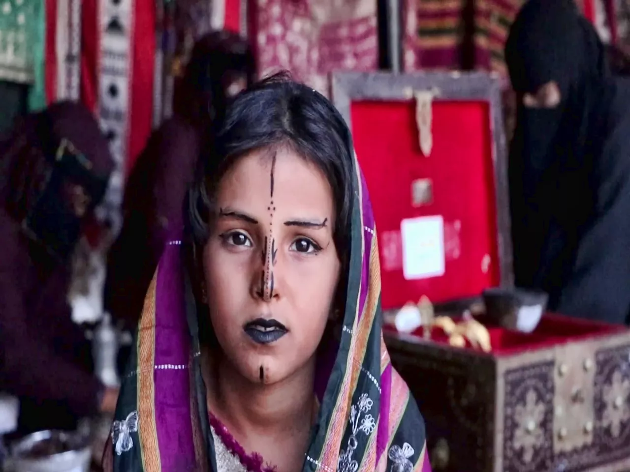 طفلة تحب الوان الزينة المخصص للعرائس في مهرجان ثقافية محلي بالمهره
